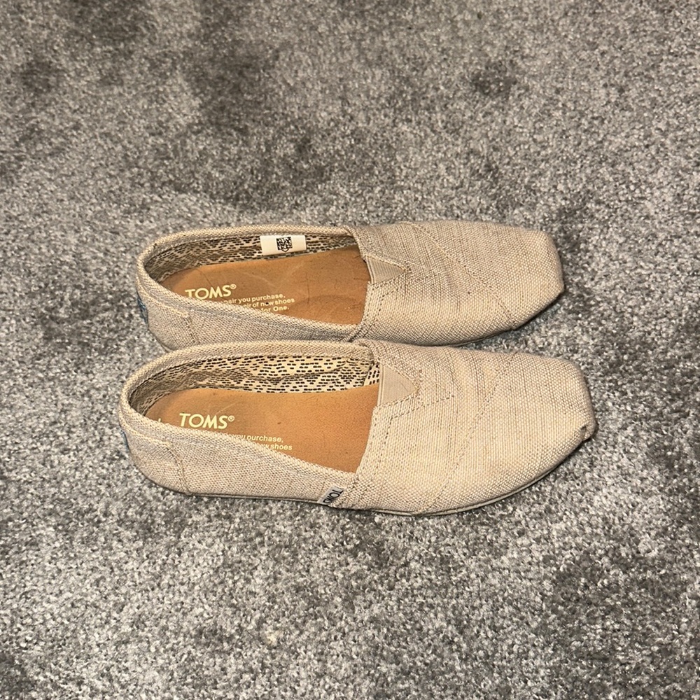Tan canvas toms size 5